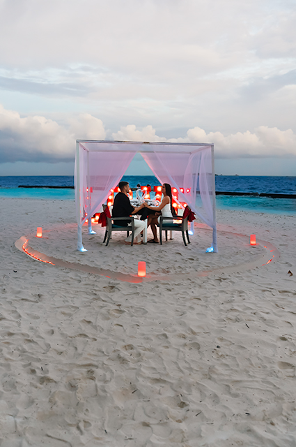 COUPLE MALDIVES BEACH DINNER